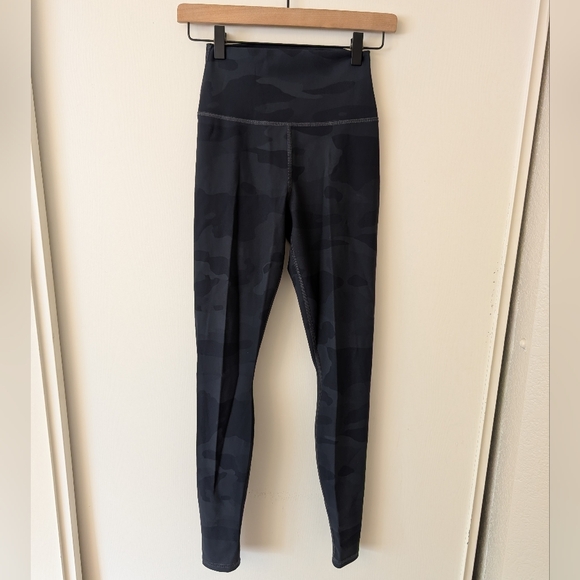 Alo Yoga Womens XS High Waist Camo Vapor Leggings Black Activewear Workout - Picture 1 of 8